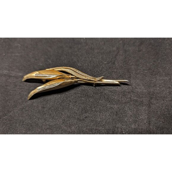 Vintage Coro gold-tone Cow Lily textured petals and leaves Pin Mid-20th century - Picture 2 of 6